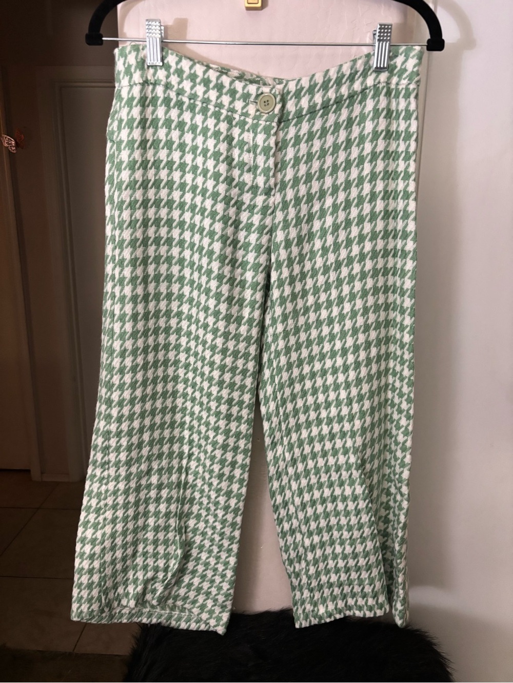 NWOT Green and White Houndstooth Cropped Pants, Size Medium, Has a small flaw